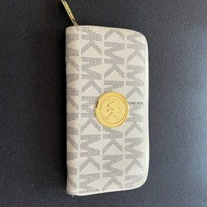 Michael Kors Brand New Wallet. Never used. Gold Zipper and Writing.
